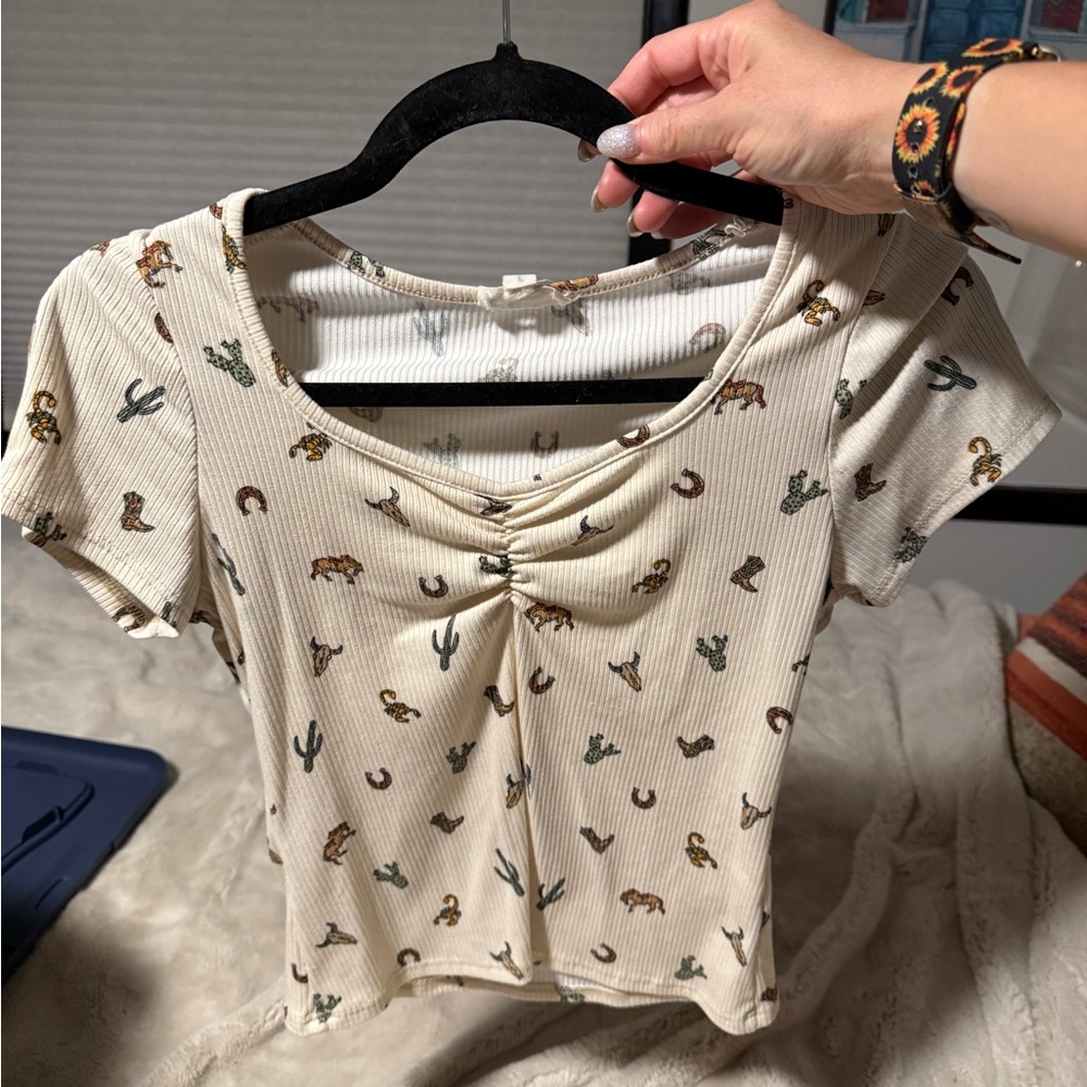 Cream Cowgirl/Western/Desert Patterned Short Sleeve Top